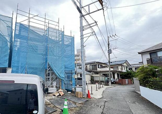 前面道路を含めた現地写真です。