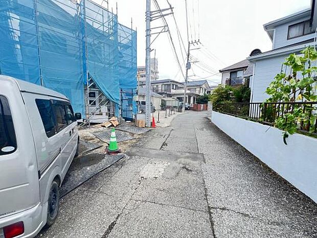 前面道路を含めた現地写真です。