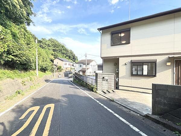 前面道路を含めた現地写真です。