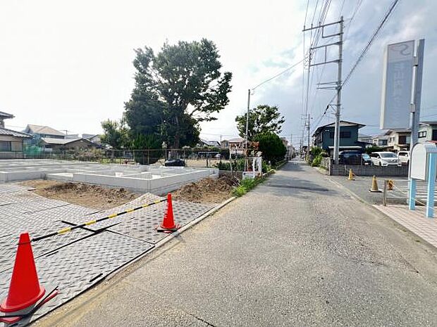 前面道路を含めた現地写真です。