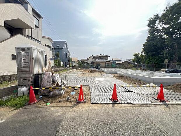 前面道路を含めた現地写真です。