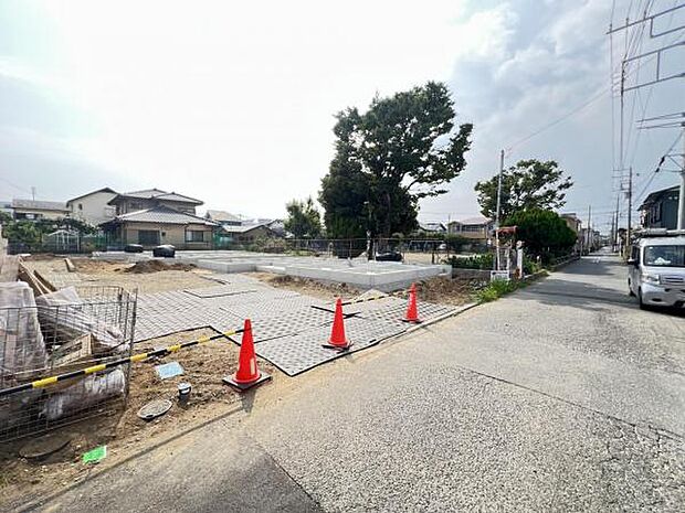 前面道路を含めた現地写真です。