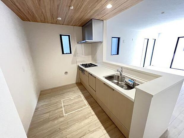 キッチン正面にダイニングセットを配置することで、配膳もスムーズに。調理中も会話を楽しめます。