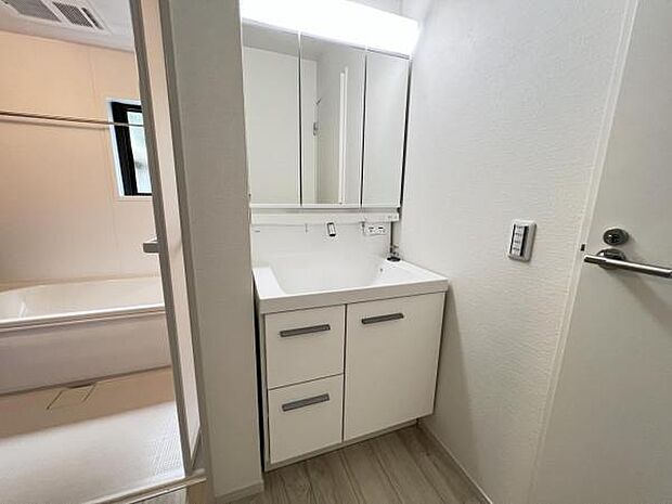 シャワー付き洗面化粧台です。手軽にシャンプーができ、お掃除もしやすいですね。