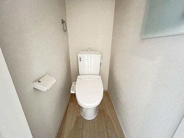 シャワー洗浄機能付のトイレは、清潔感が印象的な空間ですね。