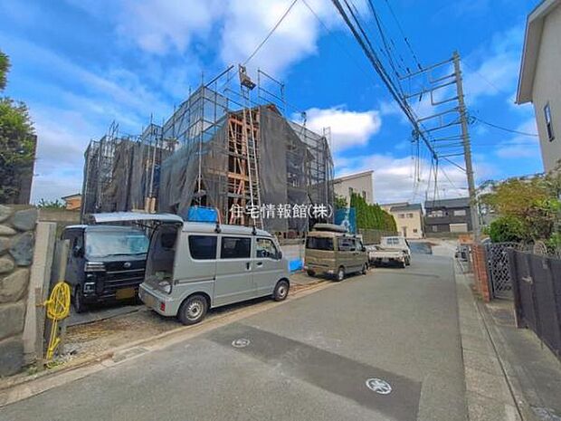 前面道路を含めた現地写真です。