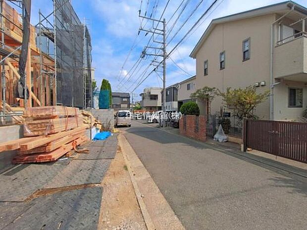 前面道路を含めた現地写真です。