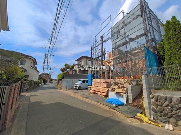 前面道路を含めた現地写真です。