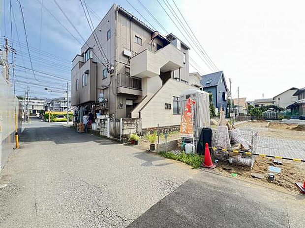 前面道路を含めた現地写真です。