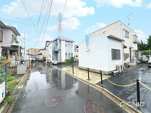 前面道路を含めた現地写真です。