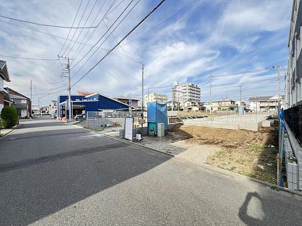 前面道路を含めた現地写真です。