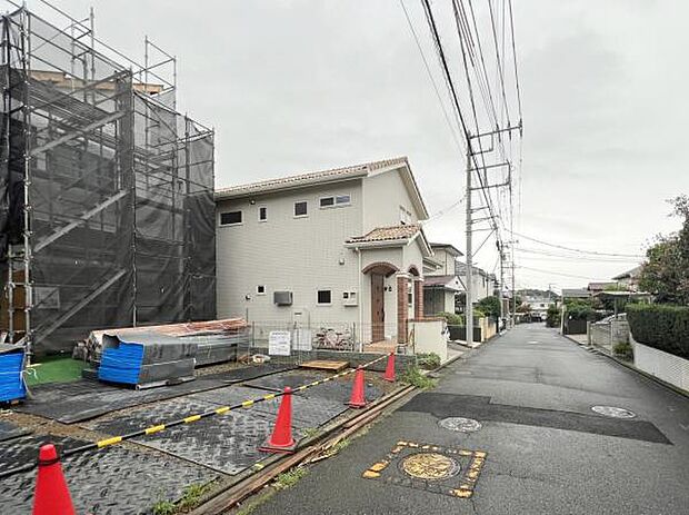 前面道路を含めた現地写真です。