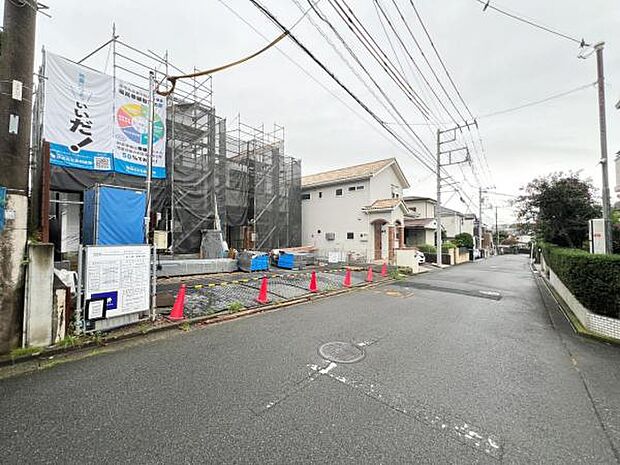 前面道路を含めた現地写真です。