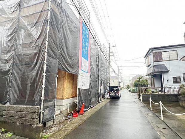 前面道路を含めた現地写真です。