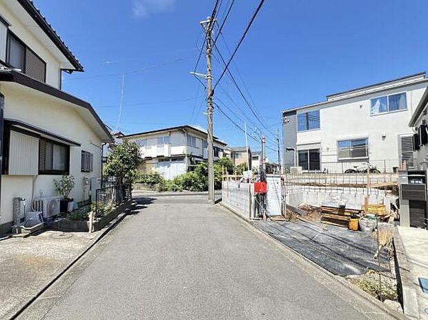 前面道路を含めた現地写真です。