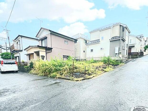 前面道路を含めた現地写真です。