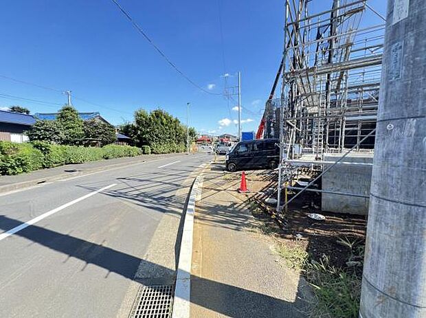 前面道路を含めた現地写真です。