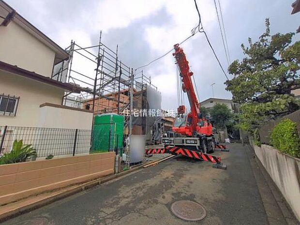 前面道路を含めた現地写真です。