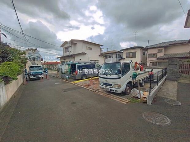 前面道路を含めた現地写真です。
