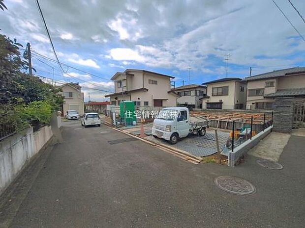 前面道路を含めた現地写真です。