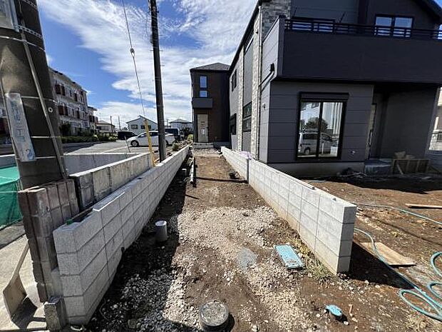 駐車場です。前面道路との高低差も少なく、スムーズに出入りできます。