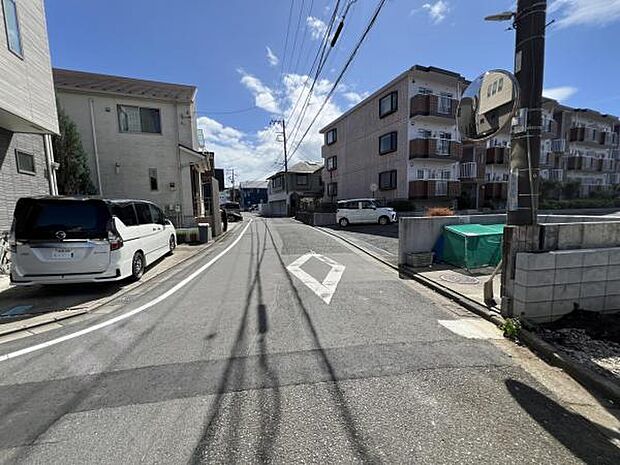 前面道路です。住宅地につき落ち着いた新生活を始められそうです。