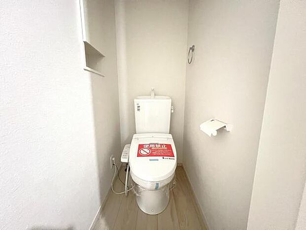 シャワー洗浄機能付のトイレは、清潔感が印象的な空間ですね。
