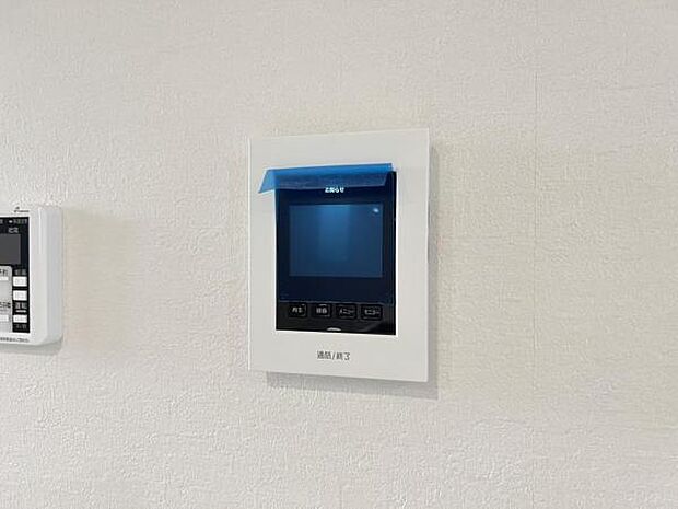 訪問者が一目で分かるTVモニタ付きインターフォンを装備した心強さも魅力なお住まいです。