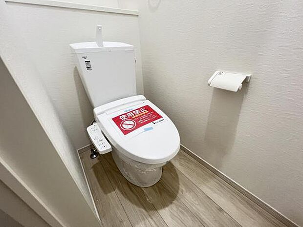 シャワー洗浄機能付のトイレは、清潔感が印象的な空間ですね。