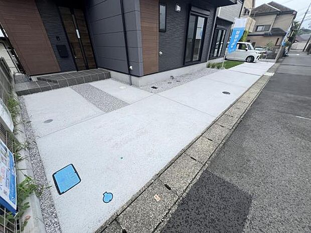 駐車場ももちろん完備しておりますのでお車所有の方にも心強いです。