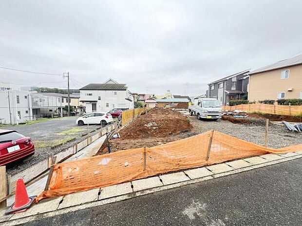 前面道路を含めた現地写真です。