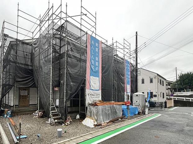 前面道路を含めた現地写真です。