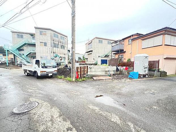 前面道路を含めた現地写真です。