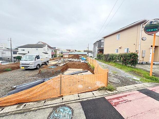 前面道路を含めた現地写真です。