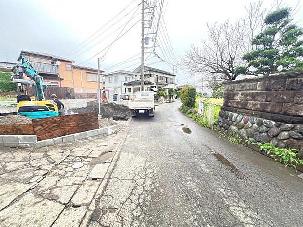 前面道路を含めた現地写真です。