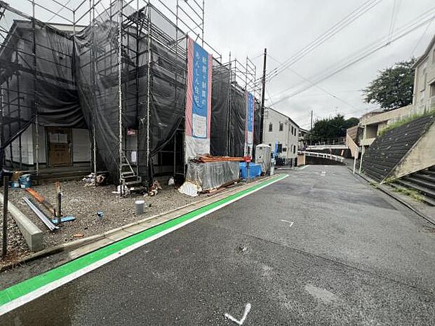 前面道路を含めた現地写真です。