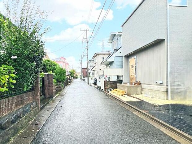 前面道路を含めた現地写真です。
