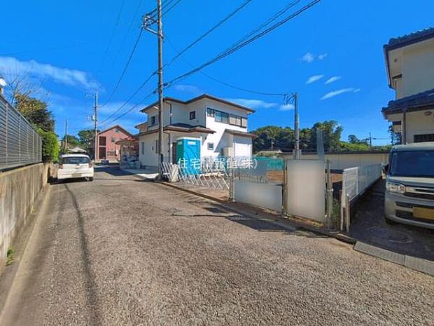 前面道路を含めた現地写真です。