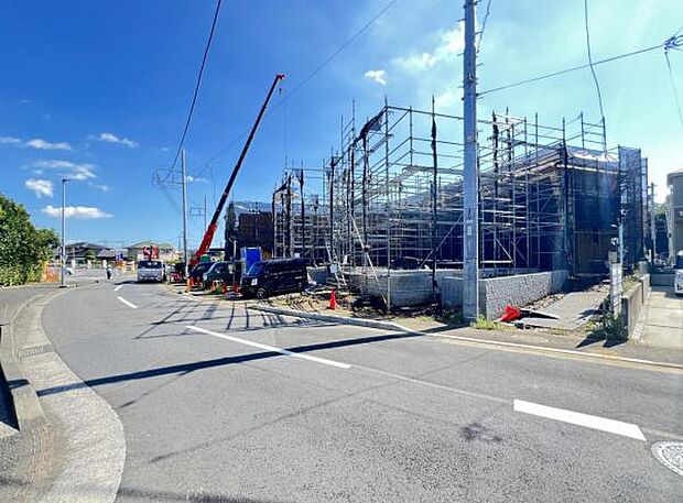 前面道路を含めた現地写真です。