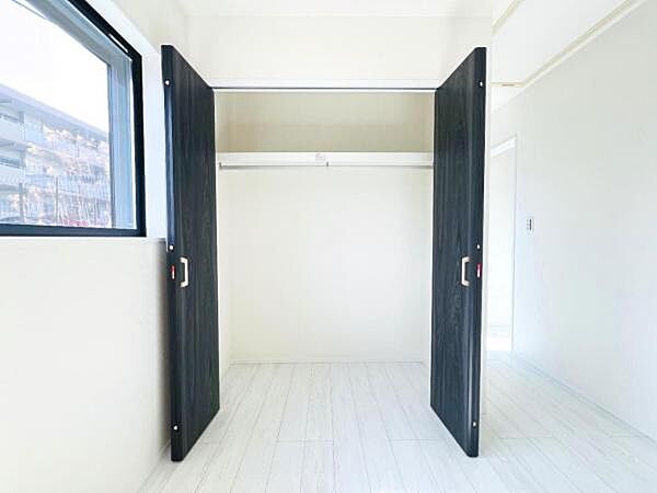 いつでもお部屋をスッキリお使い頂ける収納スペースを設置。