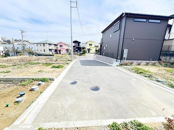 前面道路を含めた現地写真です。