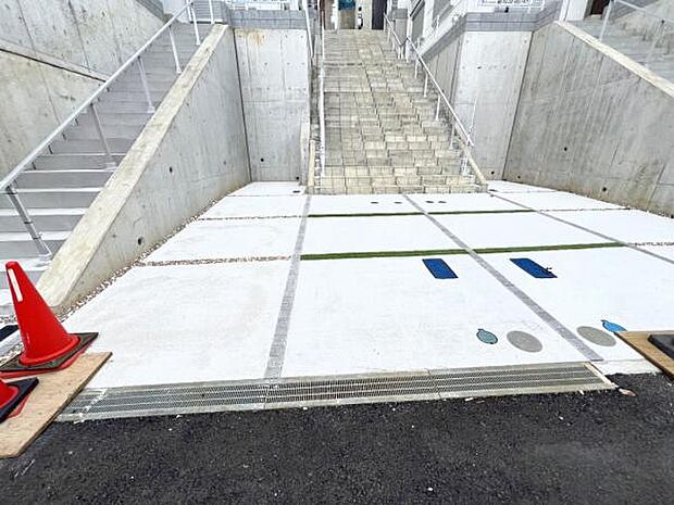 駐車場ももちろん完備しておりますのでお車所有の方にも心強いです。