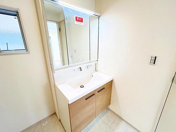 洗面化粧台です。朝の身支度から1日が始まります。