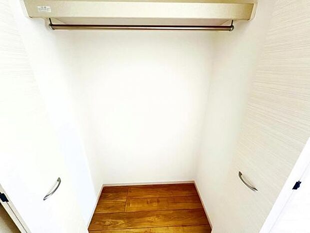 いつでもお部屋をスッキリお使い頂ける収納スペースを設置。