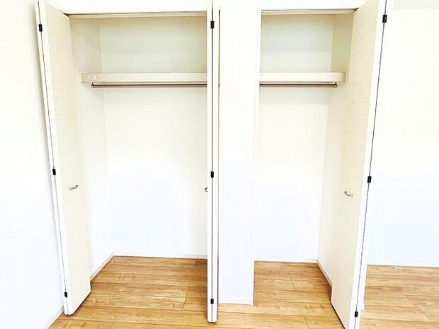 いつでもお部屋をスッキリお使い頂ける収納スペースを設置。