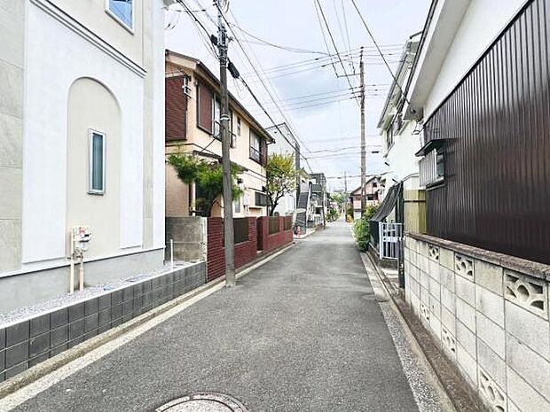 前面道路を含めた現地写真です。