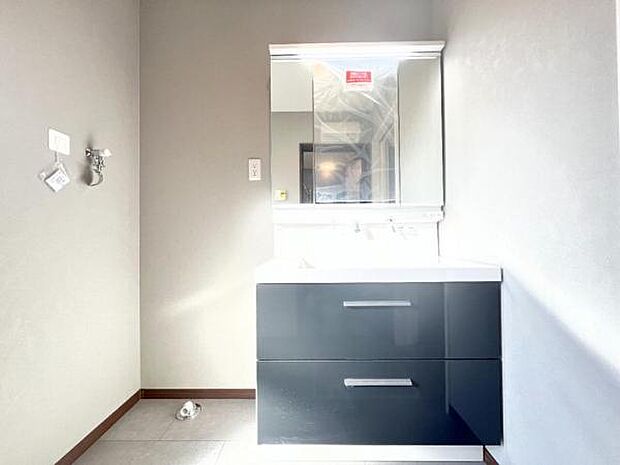 洗面化粧台です。朝の身支度から1日が始まります。