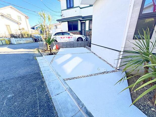 駐車場ももちろん完備しておりますのでお車所有の方にも心強いです。