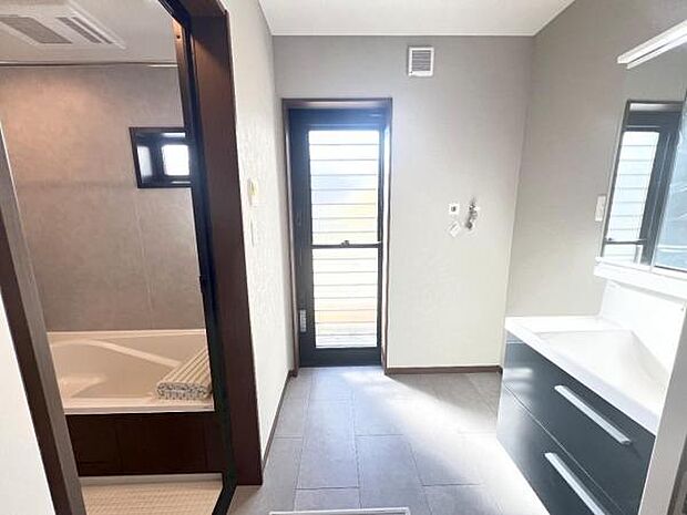 脱衣所は小さなお子様がいるご家庭にも重宝されます。