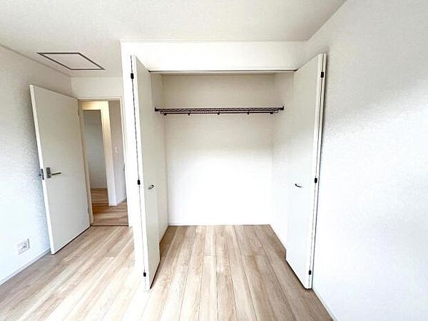 いつでもお部屋をスッキリお使い頂ける収納スペースを設置。